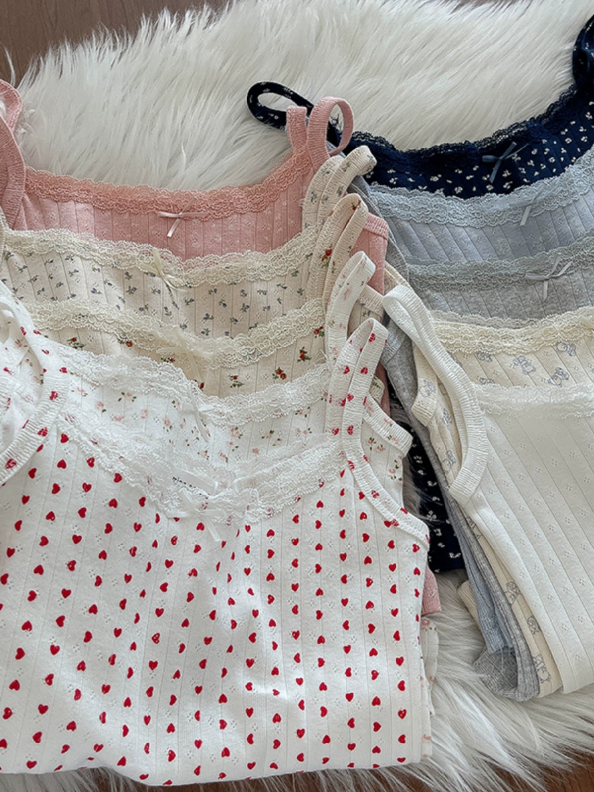 纯欲蕾丝花朵蝴蝶结印花小吊带2024冬季新款女装内搭修身短款上衣