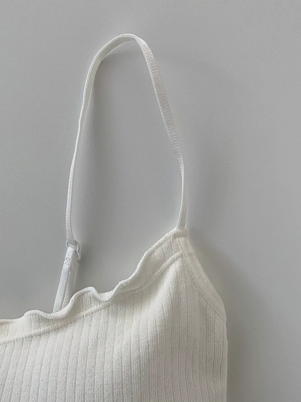 甜辣木耳边背心小吊带2024夏季新款女装短款修身无袖上衣带胸垫潮 - Image 2