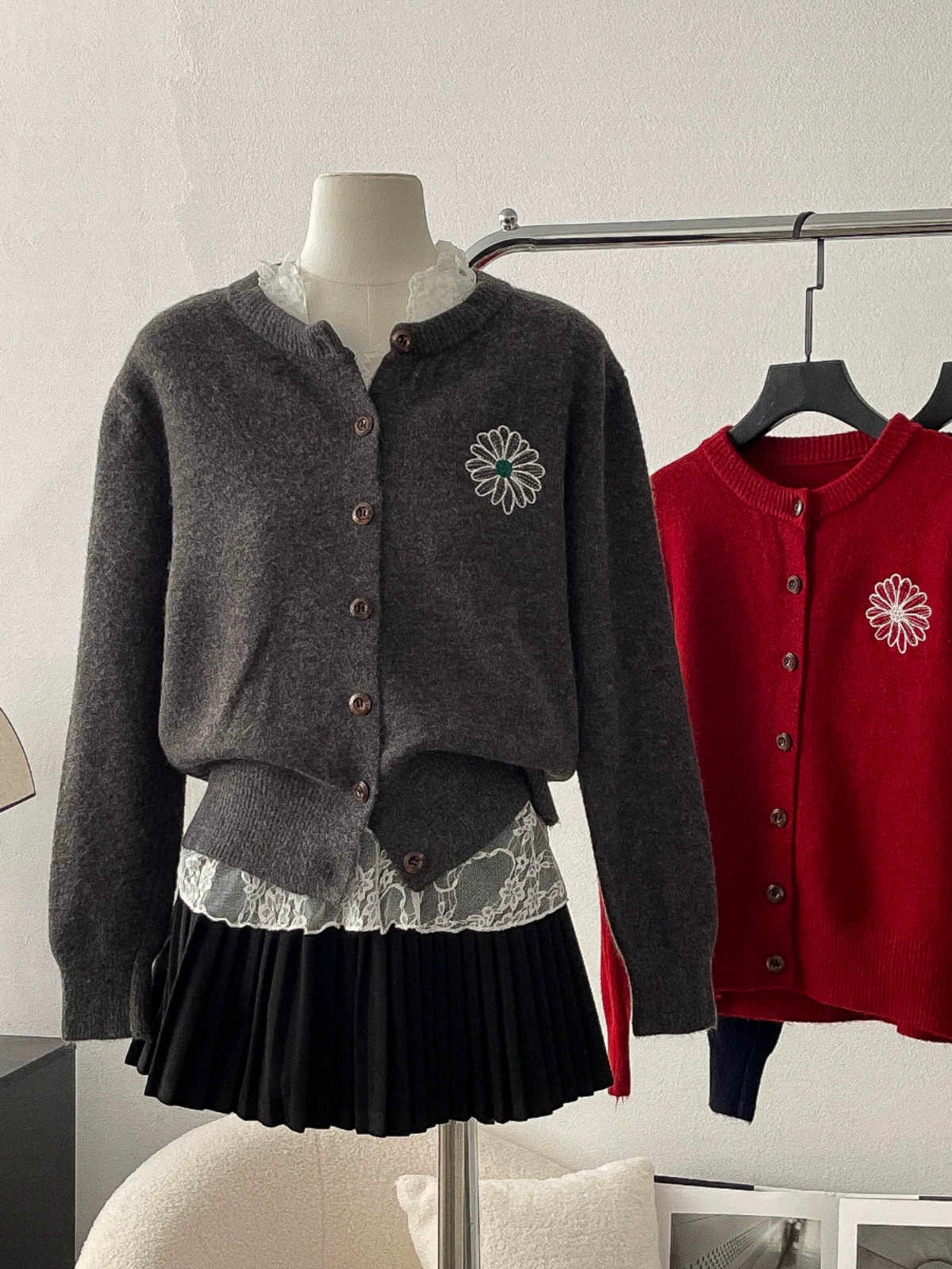 花朵刺绣撞色针织毛衣2024秋冬新款韩版女装圆领开衫长袖保暖上衣