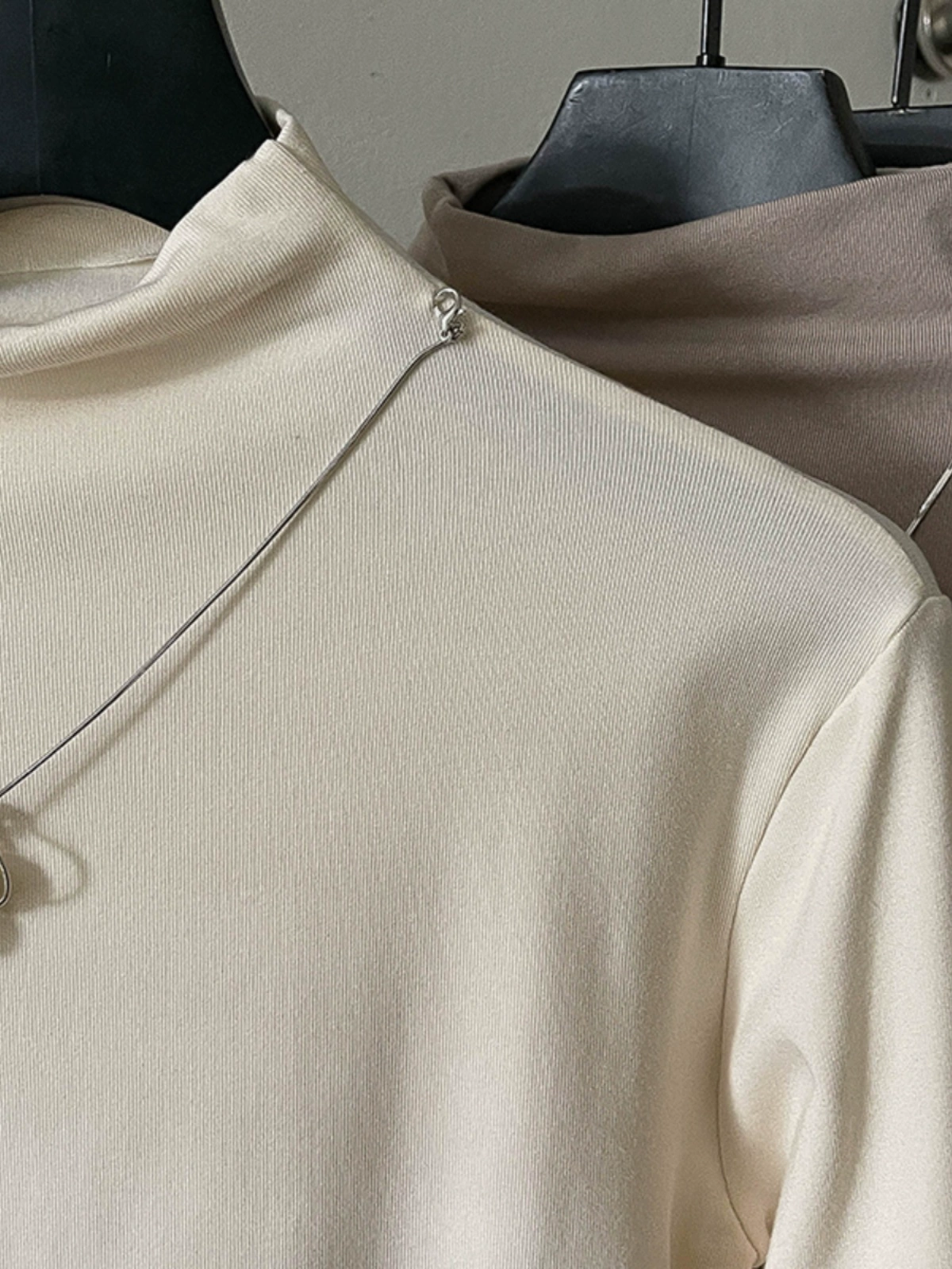 气质个性不对称链条拼接T恤2024秋季新款女装百搭套头打底衫上衣 - Image 3