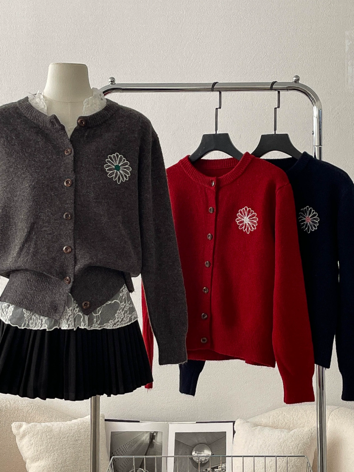 花朵刺绣撞色针织毛衣2024秋冬新款韩版女装圆领开衫长袖保暖上衣 - Image 2
