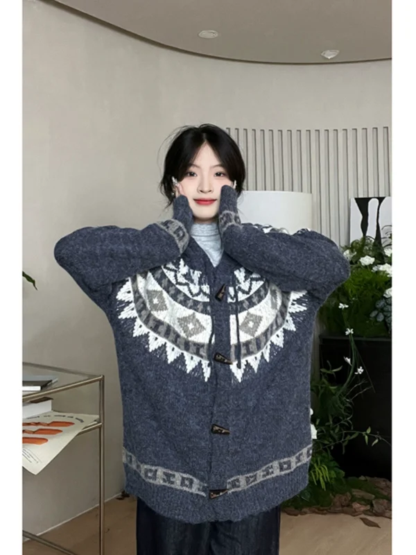 洋气小众撞色复古羊角扣连帽针织衫2024秋季新款韩版女装开衫上衣