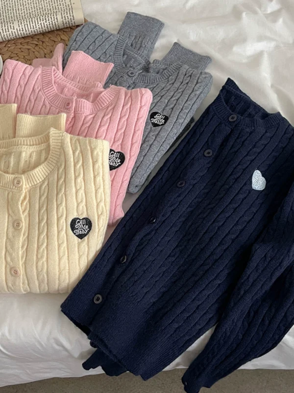 时尚纯色螺纹字母心形刺绣毛衣2024秋季新款韩版女装百搭针织开衫