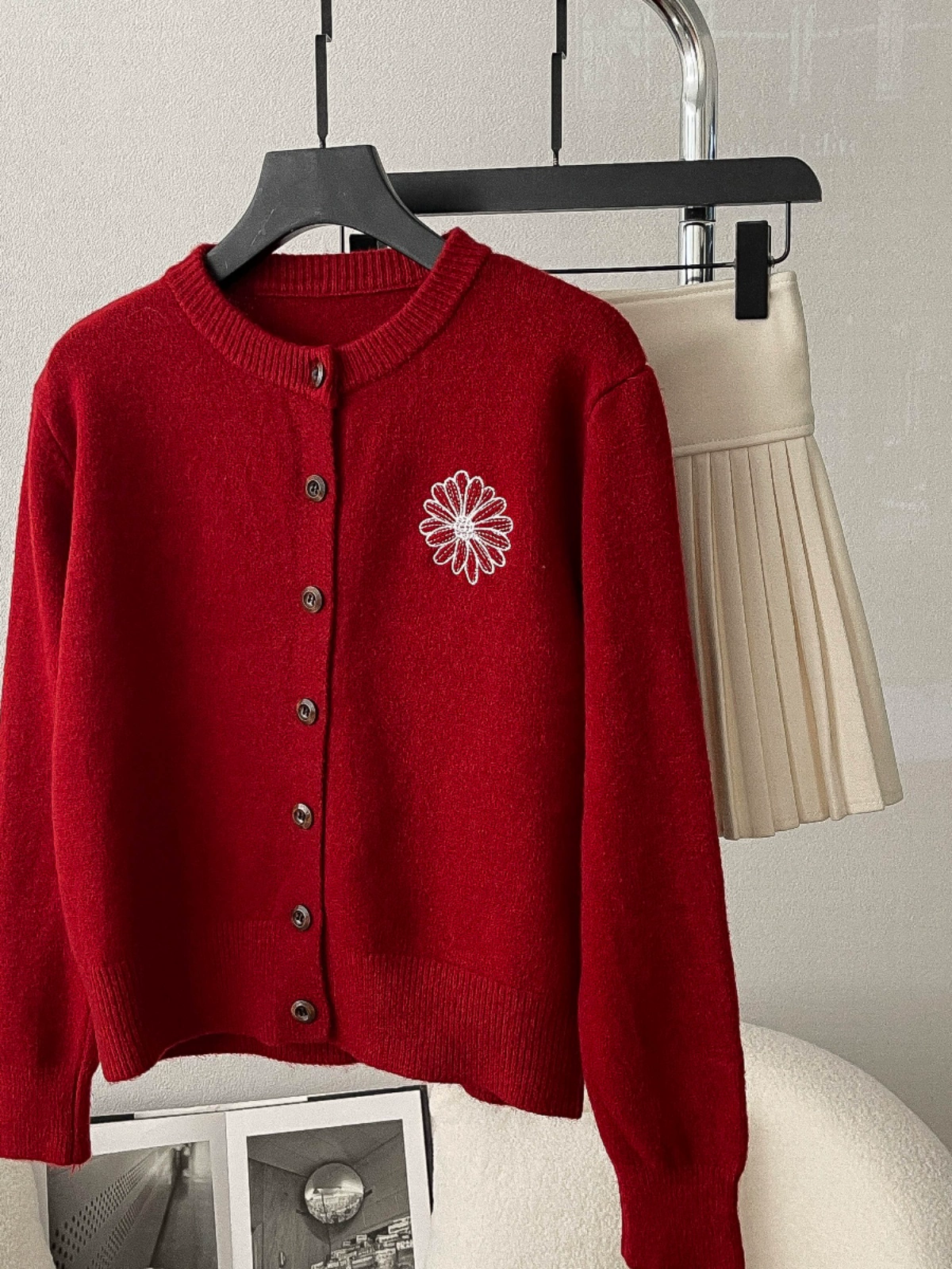 花朵刺绣撞色针织毛衣2024秋冬新款韩版女装圆领开衫长袖保暖上衣 - Image 3