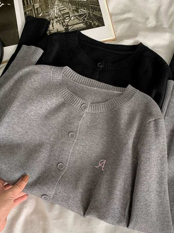 甜美刺绣圆领针织开衫2024年秋季新款女装百搭设计感休闲显瘦毛衣